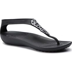 Sandały CROCS - Serena Embellish 205600 Gunmetal/Black. Czarne klapki damskie Crocs, bez wzorów, z tworzywa sztucznego, bez obcasa. Za 159,00 zł.