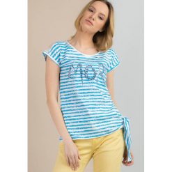 Prążkowany t-shirt z cekinami. Szare t-shirty damskie marki Monnari, z napisami, z bawełny. Za 59,50 zł.