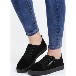 Czarne Trampki Young For Love. Czarne trampki i tenisówki damskie Born2be, z nadrukiem, przed kostkę, na sznurówki. Za 49,99 zł.