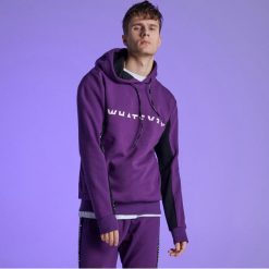 Bluza z kapturem kolekcja Whatever - Fioletowy. Fioletowe bluzy męskie Cropp, s, bez wzorów, z kapturem, bez rękawów, z kapturem. W wyprzedaży za 69,99 zł.