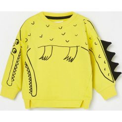 Bluza z krokodylem i aplikacją na rękawie - Żółty. Żółte bluzy męskie Reserved, m, z aplikacjami, bez kołnierzyka, bez rękawów, bez kaptura. Za 45,99 zł.