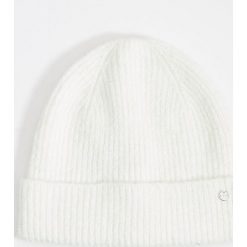 Prążkowana czapka beanie - Kremowy. Białe czapki damskie Mohito, prążkowane. W wyprzedaży za 19,99 zł.