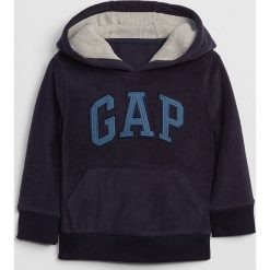 Bluza polarowa w kolorze granatowym. Niebieskie bluzy niemowlęce Gap Kids, z aplikacjami, z polaru, bez rękawów, bez kaptura. W wyprzedaży za 77,95 zł.