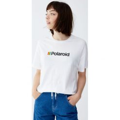 Koszulka Polaroid z krótkim rękawem. Białe t-shirty damskie marki Pull&Bear. Za 59,90 zł.
