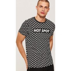 T-shirt z nadrukiem all over - Wielobarwn. Szare t-shirty męskie z nadrukiem marki House, s. Za 39,99 zł.