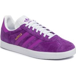 Buty adidas - Gazelle W EE5537 Actpur/Shopur/Ftwwht. Fioletowe półbuty damskie Adidas, na co dzień, bez wzorów, z zamszu, bez obcasa, na płaskiej podeszwie, bez zapięcia. Za 399,00 zł.