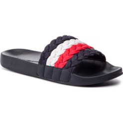 Klapki TOMMY HILFIGER - Corporate Hilfiger Pool Slide FW0FW03861 Midnight 403. Niebieskie klapki damskie TOMMY HILFIGER, bez wzorów, z tworzywa sztucznego, bez obcasa. Za 199,00 zł.