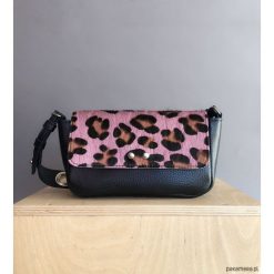 Skórzana torebka Sugar LOVE Zip Różowa Pantera. Czerwone torebki klasyczne damskie Pakamera, z motywem zwierzęcym. Za 340,00 zł.