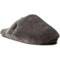 Kapcie UGG - W Fluff Clog 1005564 W/Gry. Szare klapki damskie Ugg, z aplikacjami, z wełny, bez obcasa. W wyprzedaży za 309,00 zł.