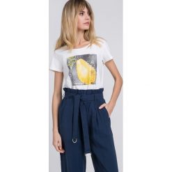T-shirt z owocowym printem. Białe t-shirty damskie Monnari, xl, bez wzorów, z bawełny, bez kołnierzyka. W wyprzedaży za 39,95 zł.