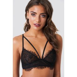 NA-KD Lingerie Koronkowy biustonosz z paskiem - Black. Czarne biustonosze bardotka NA-KD Lingerie, z haftami, z koronki. Za 80,95 zł.