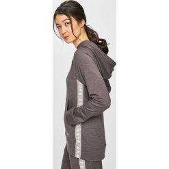 Under Armour - Bluza. Fioletowe bluzy damskie Under Armour, s, z aplikacjami, z elastanu, bez rękawów, z kapturem. Za 259,90 zł.