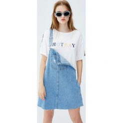 Koszulka z literami i tasiemkami na rękawach. Szare t-shirty damskie Pull&Bear. Za 49,90 zł.