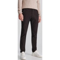 Melanżowe spodnie chino - Czarny. Czarne spodnie męskie Reserved, m, bez wzorów. Za 149,99 zł.