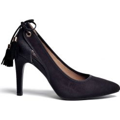 Szpilki damskie w szpic. Czarne szpilki Top Secret, na co dzień, bez wzorów, ze skóry ekologicznej, eleganckie, bez obcasa, na szpilce, bez zapięcia. W wyprzedaży za 54,99 zł.