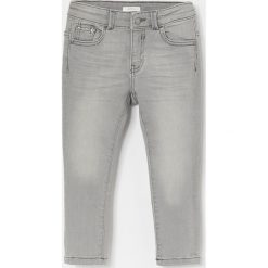 Jeansy slim fit z bawełny organicznej - Jasny szary. Szare jeansy męskie Reserved, bez wzorów. W wyprzedaży za 29,99 zł.