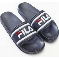 Fila Morro Bay Slipper 29Y Dress Blue. Białe klapki męskie Fila, w paski. W wyprzedaży za 99,00 zł.