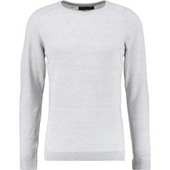 Swetry klasyczne męskie: Jack & Jones JPRIBE Sweter cool grey melange