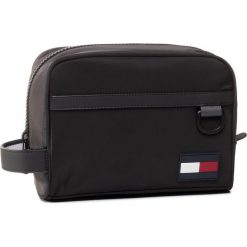 Kosmetyczka TOMMY HILFIGER - Tommy Washbag AM0AM05870 BDS. Czarne kosmetyczki męskie TOMMY HILFIGER, bez wzorów, z tkaniny. W wyprzedaży za 179,00 zł.