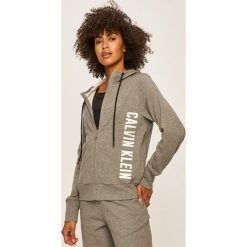 Calvin Klein Performance - Bluza. Szare bluzy damskie Calvin Klein Performance, s, z nadrukiem, z bawełny, bez rękawów, z kapturem. W wyprzedaży za 359,90 zł.