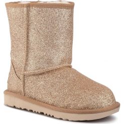 Buty UGG - Kids' Classic Short II Glitter 1111852K Gold. Żółte śniegowce dziewczęce Ugg, bez zapięcia. W wyprzedaży za 439,00 zł.