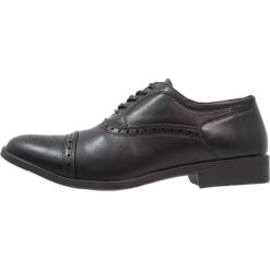 Buty wizytowe męskie: Feud London TOECAP OXFORD Eleganckie buty black