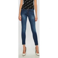 Guess Jeans - Jeansy Curve X. Niebieskie jeansy damskie Guess Jeans. W wyprzedaży za 239,90 zł.