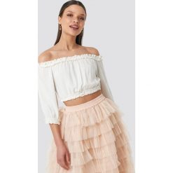 Schanna x NA-KD Off Shoulder Crop Top - White. Białe topy damskie Schanna x NA-KD, bez wzorów, z falbankami. Za 121,95 zł.