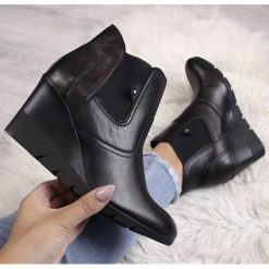 Botki skórzane damskie na koturnie ocieplane czarne Dolce Pietro 0904 - czarny. Czarne botki damskie Dolce Pietro, bez obcasa, na koturnie, bez zapięcia. Za 145,00 zł.