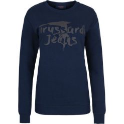 Bluza Trussardi Jeans. Niebieskie bluzy męskie Trussardi Jeans, m, bez wzorów, z jeansu, z włoskim kołnierzykiem, bez rękawów, bez kaptura. Za 379,00 zł.
