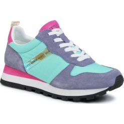 Sneakersy GUESS - Ariel FL6ARI FAB12 AQUA. Niebieskie półbuty damskie Guess, z aplikacjami, z zamszu, bez obcasa, na płaskiej podeszwie, bez zapięcia. Za 449,00 zł.