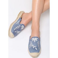 Niebieskie Klapki Soft Ribbon. Niebieskie chodaki damskie Born2be, z materiału, na obcasie. Za 49,99 zł.