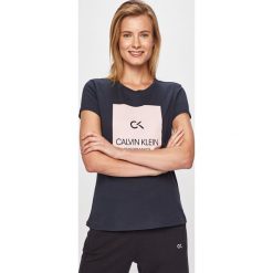 Calvin Klein Performance - T-shirt. Niebieskie bluzki damskie Calvin Klein Performance, s, z nadrukiem, z bawełny, z okrągłym kołnierzem. W wyprzedaży za 159,90 zł.