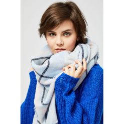 Chusta w pasy. Szare szaliki damskie Moodo, bez wzorów. Za 29,99 zł.