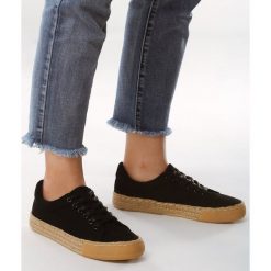 Czarne Trampki International Love. Czarne espadryle damskie Born2be, bez wzorów, bez obcasa, na płaskiej podeszwie. Za 69,99 zł.