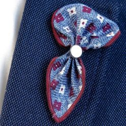Jeansowa wpinka do butonierki w kwiaty W55. Czerwone marynarki męskie Modini Moda Męska, m, w kwiaty, z jeansu, casualowe. Za 26,10 zł.