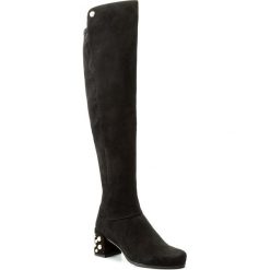 Muszkieterki STUART WEITZMAN - Infrontpearls Black Suede. Czarne kozaki damskie marki Stuart Weitzman, ze skóry, bez obcasa, na obcasie, bez zapięcia. W wyprzedaży za 1829,00 zł.