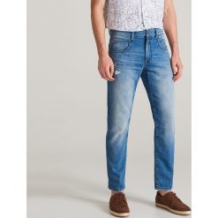 Jeansy slim z przetarciami - Niebieski. Niebieskie jeansy męskie Reserved, m, bez wzorów. Za 129,99 zł.
