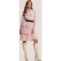 Jasnoróżowa Sukienka Kylaith. Różowe sukienki damskie Renee, s, bez wzorów, bez kołnierzyka, bez rękawów, mini. Za 129,99 zł.