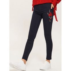 Jegginsy z haftem - Granatowy. Niebieskie legginsy House, z haftami, z jeansu. Za 79,99 zł.