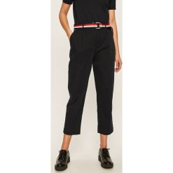 Tommy Hilfiger - Spodnie. Niebieskie spodnie damskie TOMMY HILFIGER, z elastanu. W wyprzedaży za 399,90 zł.
