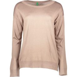 Sweter w kolorze beżowym. Brązowe bez kategorii Benetton, xs, z dzianiny, z okrągłym kołnierzem. W wyprzedaży za 54,95 zł.