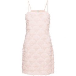 Sukienka ze zdobieniami bonprix jasnoróżowy. Różowe sukienki damskie bonprix, z aplikacjami, eleganckie, bez kołnierzyka, bez rękawów. Za 79,99 zł.