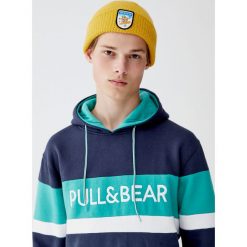 Bluza z kapturem i panelami z logo. Zielone bluzy męskie Pull&Bear, m, bez wzorów, z kapturem, bez rękawów, z kapturem. Za 99,90 zł.