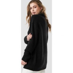 Linn Ahlborg x NA-KD Gruby sweter z golfem - Black. Czarne golfy damskie marki Linn Ahlborg x NA-KD, z dzianiny. Za 181,95 zł.