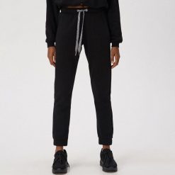 Dresowe spodnie jogger - Czarny. Czarne spodnie damskie Sinsay, s, z dresówki. Za 29,99 zł.