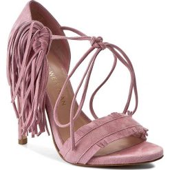 Sandały STUART WEITZMAN - Pompom Candy Suede. Różowe klapki damskie marki Stuart Weitzman, z aplikacjami, ze skóry, bez obcasa, na obcasie. W wyprzedaży za 1249,00 zł.