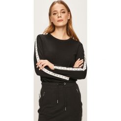 Calvin Klein Jeans - Longsleeve. Czarne bluzki damskie Calvin Klein Jeans, s, z aplikacjami, z bawełny, casualowe, z okrągłym kołnierzem. W wyprzedaży za 199,90 zł.
