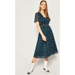 Sukienka codzienna Tommy Jeans Tjw Open Back DW0DW07908. Niebieskie sukienki damskie Tommy Jeans, na co dzień, m, bez wzorów, z poliesteru, bez kołnierzyka, bez rękawów, proste. W wyprzedaży za 339,00 zł.
