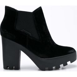Calvin Klein Jeans - Botki Sandy Velvet. Czarne buty zimowe damskie Calvin Klein Jeans, z jeansu, na obcasie. W wyprzedaży za 219,90 zł.